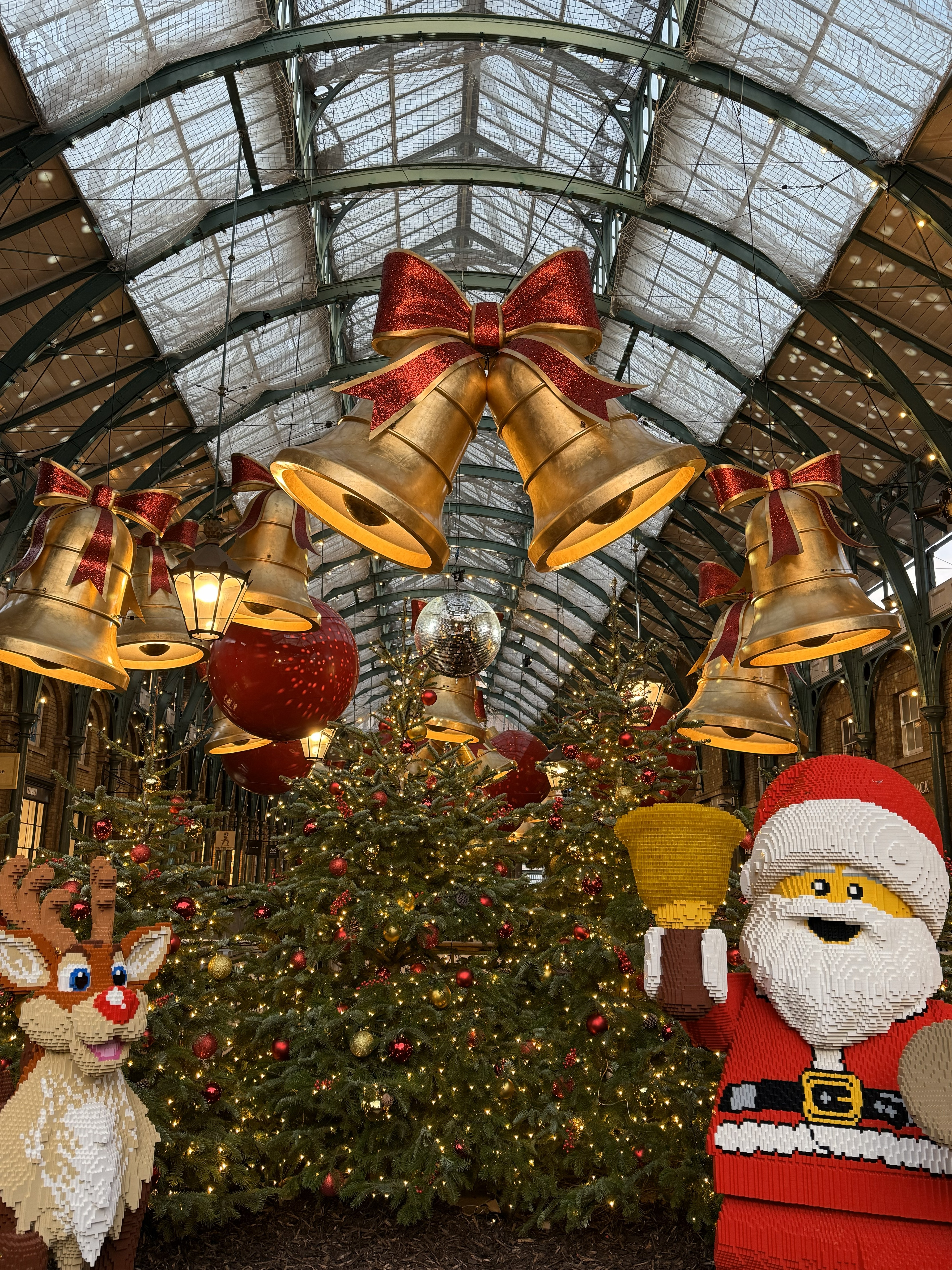 冬のロンドンが魔法にかかる。クリスマスを待ちわびる街の輝きをお届け